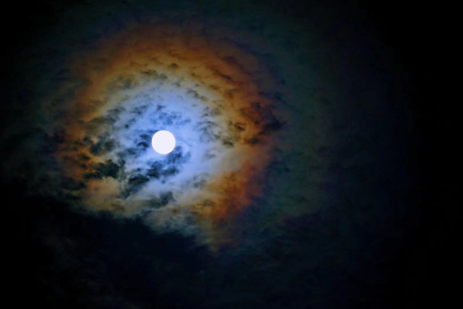 今晚月色真美十五的月亮十六圆你被拍月亮大赛刷屏了吗