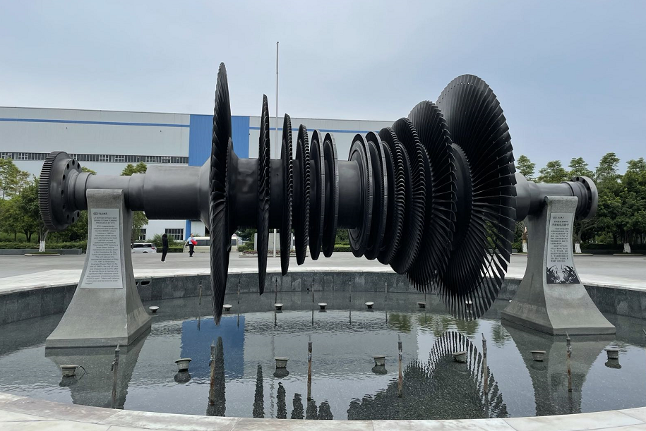 东汽首台300MW汽轮机低压转子（程敏苏/摄）