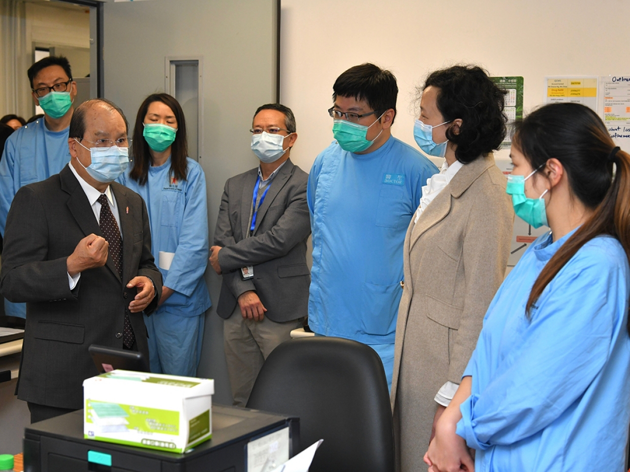 张建宗（前排左一）感谢医护人员在防疫战线上坚守岗位