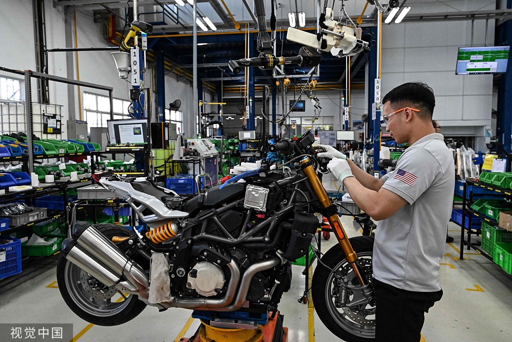8月30日,在越南永福省一家外资企业的工厂里,工人们正忙着组装摩托车.