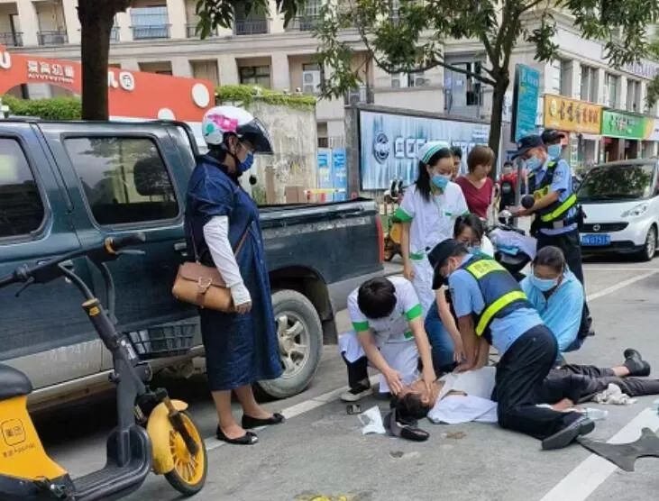 钦州一男子突发心梗倒地不起，路人纷纷施救 9422