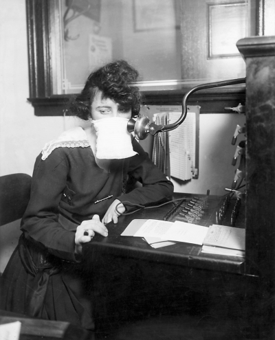 1918年,西班牙流感流行期间,美国一名电话接线员戴着口罩工作.