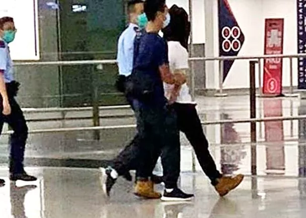 黄姓男子在机场被警方带走。图源：香港“东网”