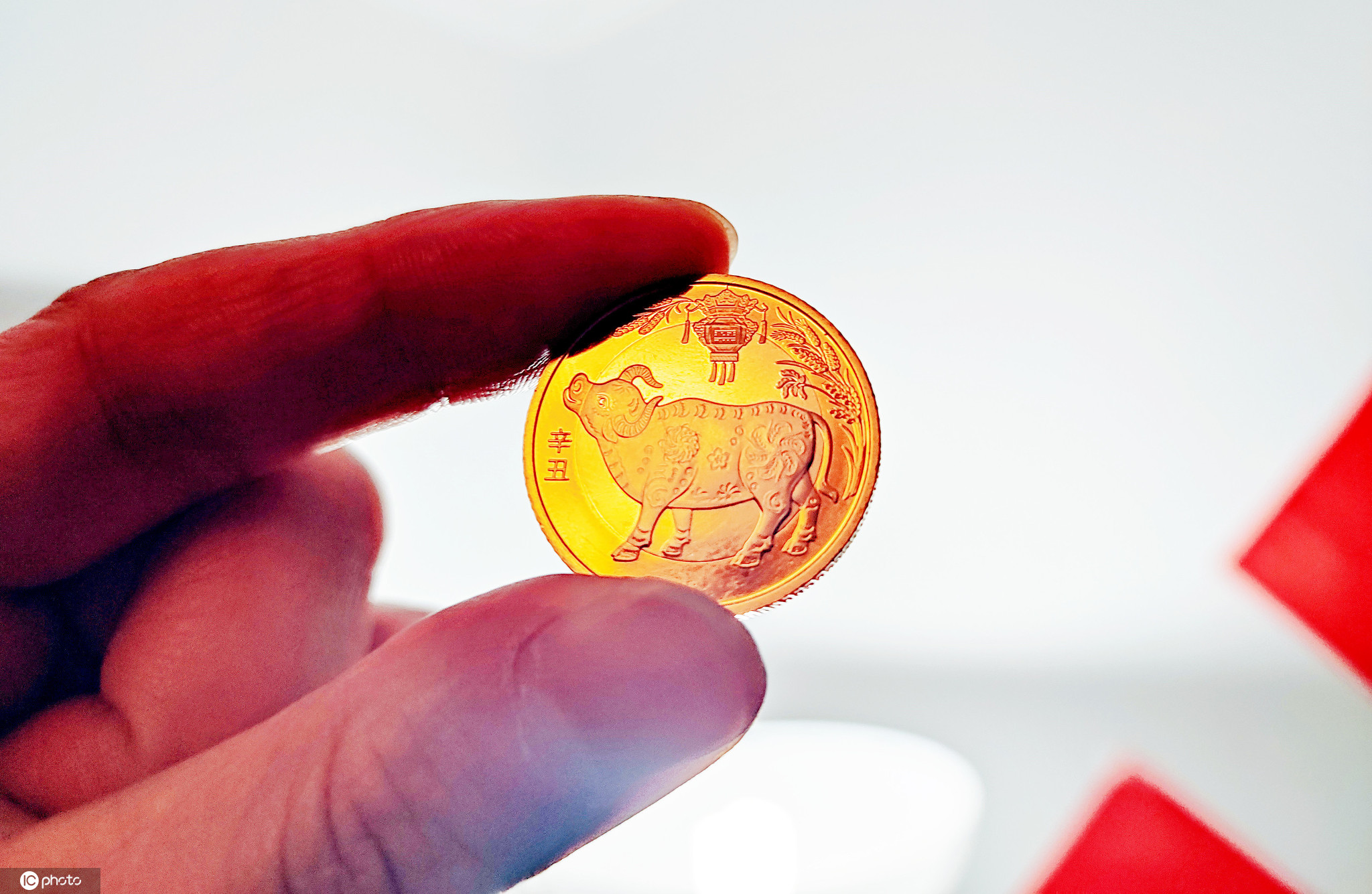 生肖牛年贺岁纪念币发行当天已升值上海市民工商银行排队兑换