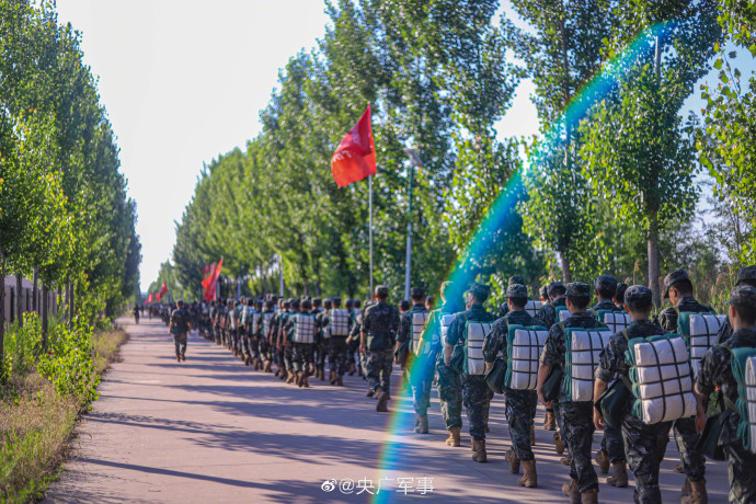 加钢淬火！千余名武警新兵徒步行军