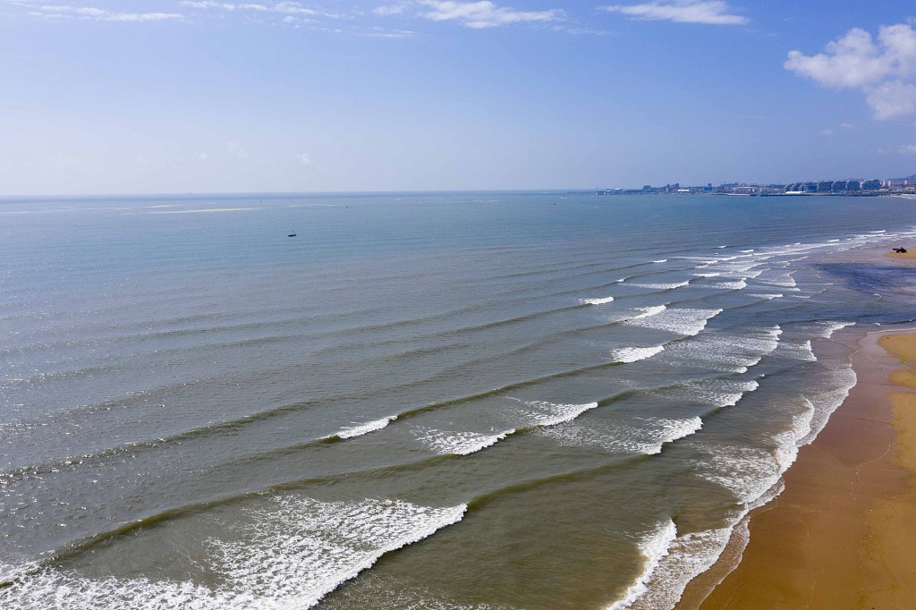 山东青岛灵山湾海浪奔涌激荡