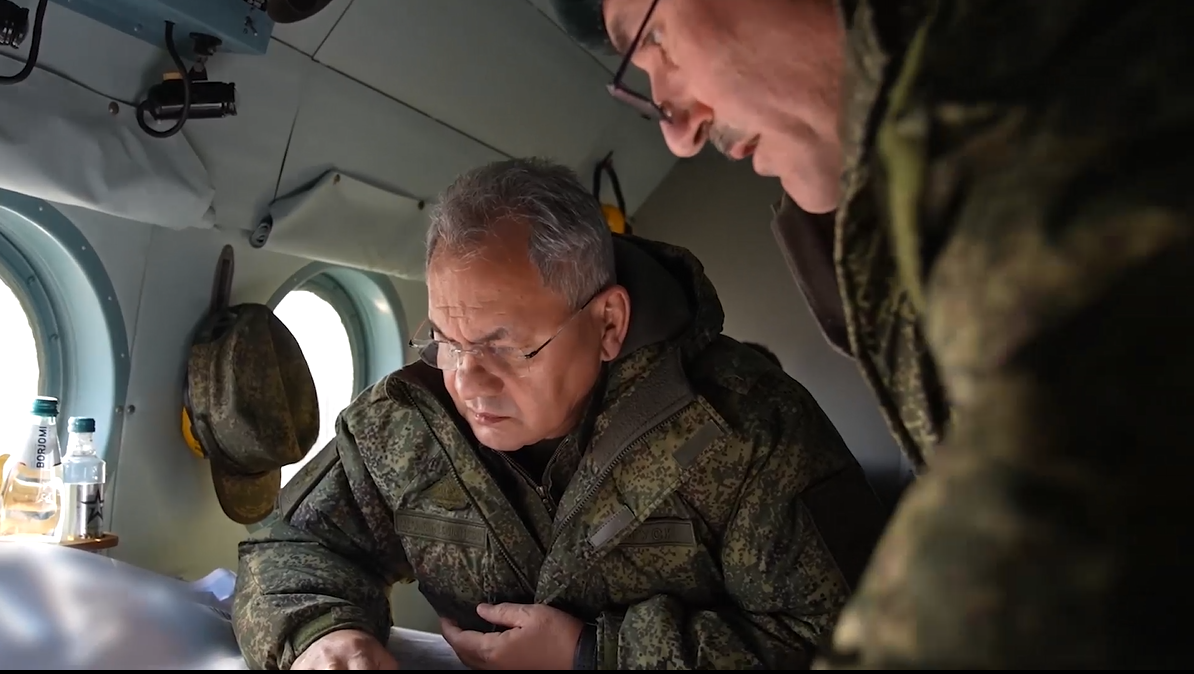 俄新社报道中的视频画面显示，绍伊古视察期间在直升机上与陪同人员交流。
