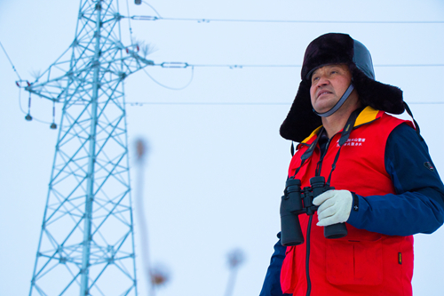 阿曼吐尔·依沙木丁在零下25摄氏度的严寒天，巡视海拔2000余米乌孙山上的供电线路。（国网伊犁伊河供电公司供图）