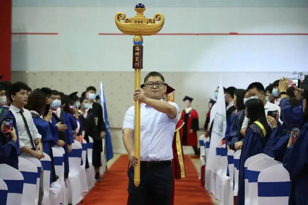 此外,华南师范大学学术权杖在图书馆永久展示↓哈尔滨工业大学(深圳)