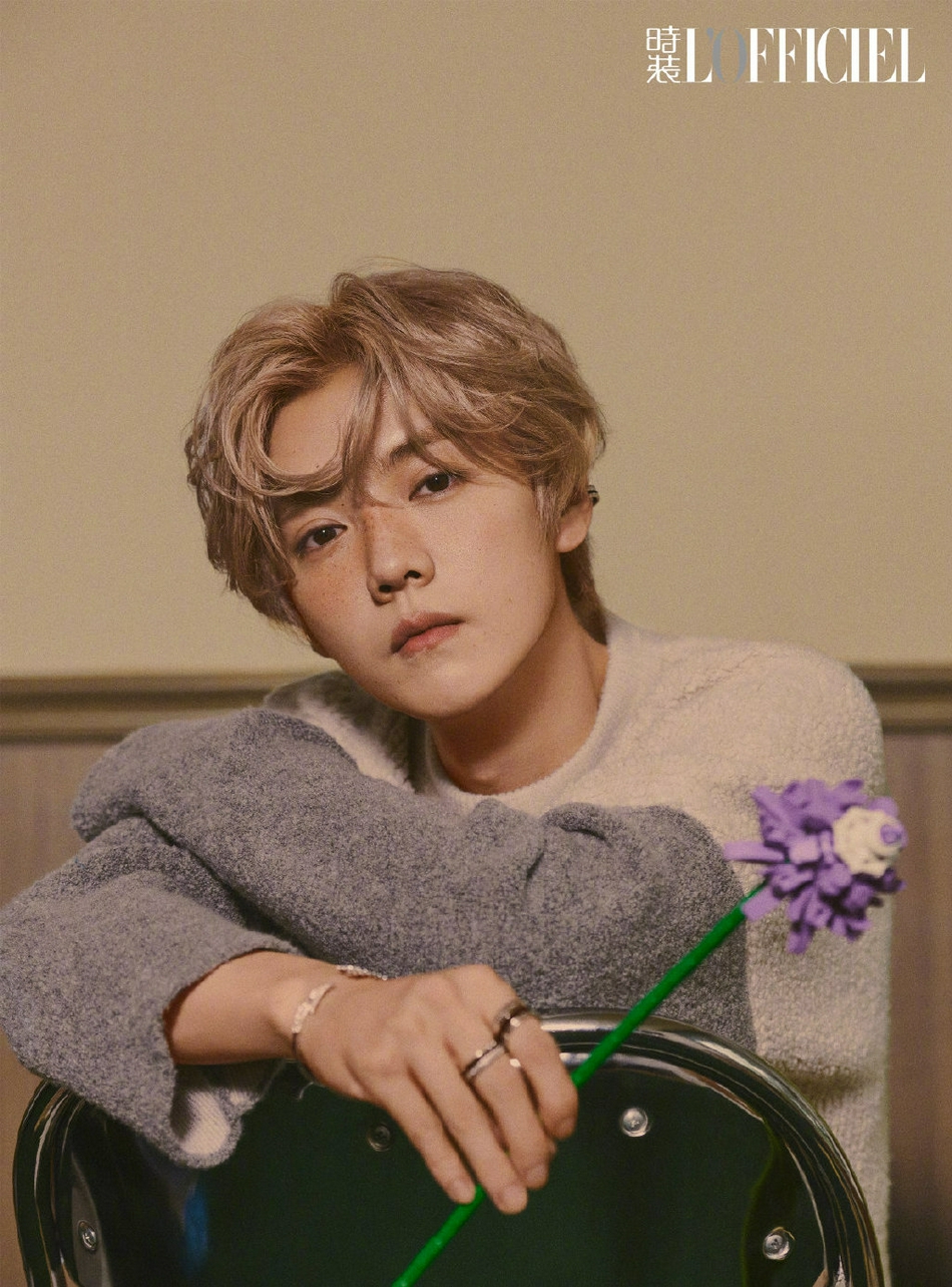 8月26日,鹿晗最新的一组杂志封面大片释出,柔软蓬松的金色卷发搭配