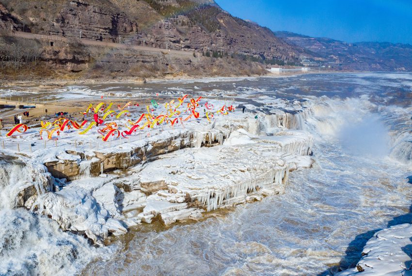 黄河壶口瀑布流凌冰挂高悬 春节气氛浓郁