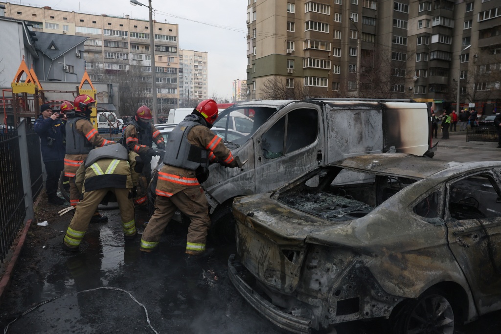 地时间2023年3月9日，乌克兰基辅发生爆炸，消防员在现场灭火。图源：澎湃影像