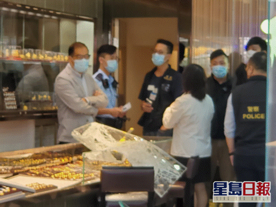 金行玻璃饰柜被打碎（图片来源：香港《星岛日报》）