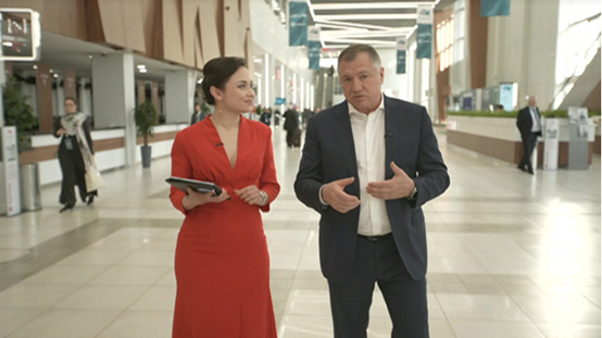 胡斯努林（右）接受采访时的画面 图源：俄媒