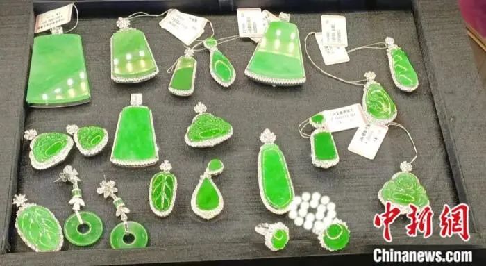 北京国际珠宝首饰展览会上展出的翡翠首饰。左雨晴 摄