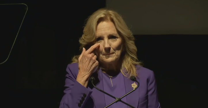 "报道所配视频显示,看到现场抗议者高喊口号,吉尔·拜登暂停演讲.