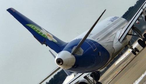 老挝航空公司客机尾翼受损（图：韩联社）