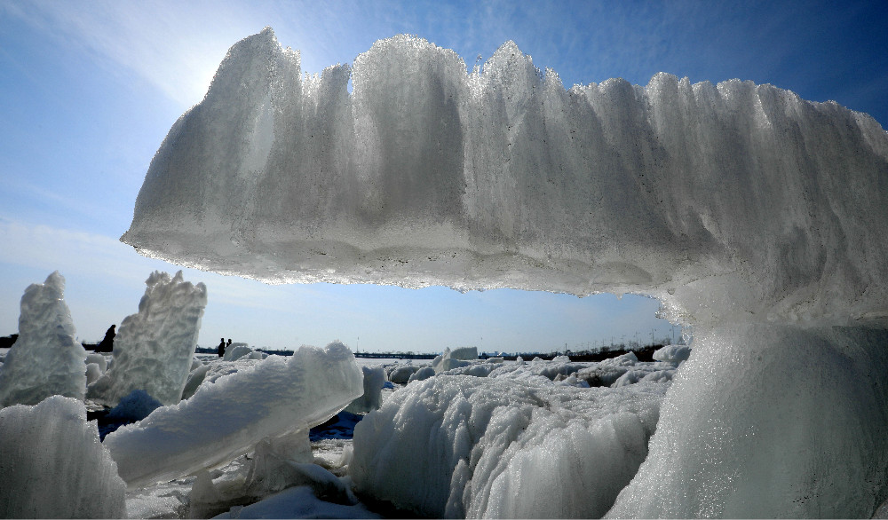 2021年3月23日，黑龙江省哈尔滨市，下午，最高气温已达13℃，为今年来最高。松花江岸边的采冰场，冰块正在消融，不少市民在此穿着古装拍照，春意浓浓。