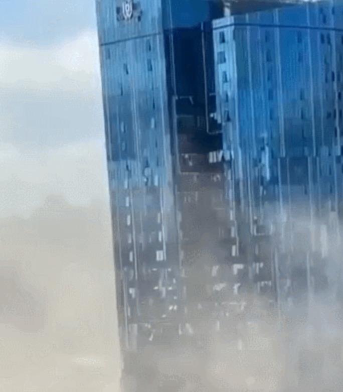 三星电子公司驻乌克兰办公室所在大楼周围烟雾弥漫,窗户和外墙等遭到破坏。 图自韩媒