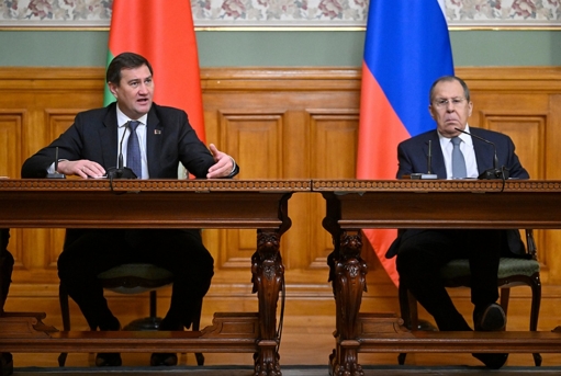 2025年11月25日，俄罗斯外长拉夫罗夫（右）与白俄罗斯外长雷任科夫举行新闻发布会。图源：视觉中国