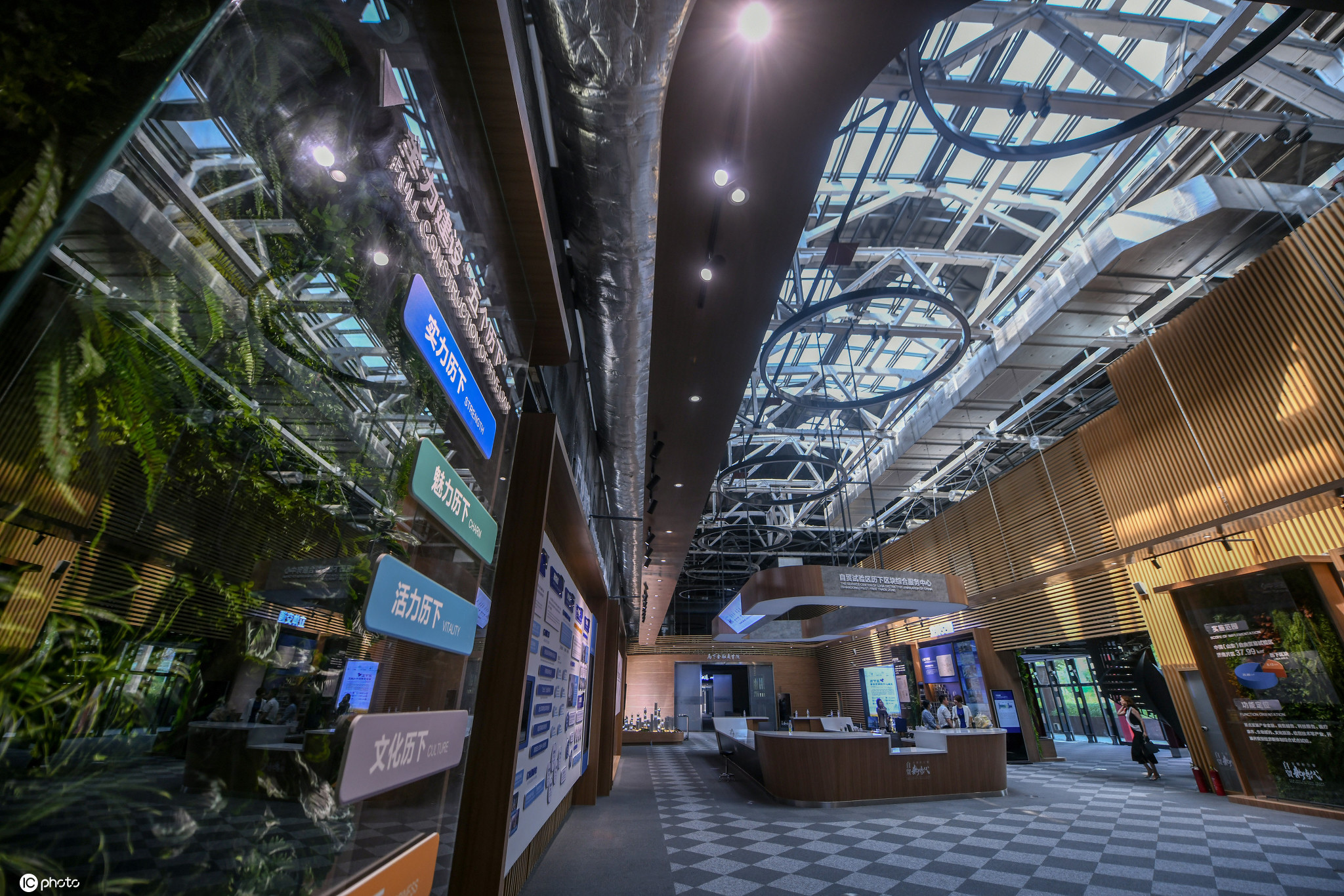 产业金融港,历下区行政审批自助服务专区,书吧和历下金融商学院展厅