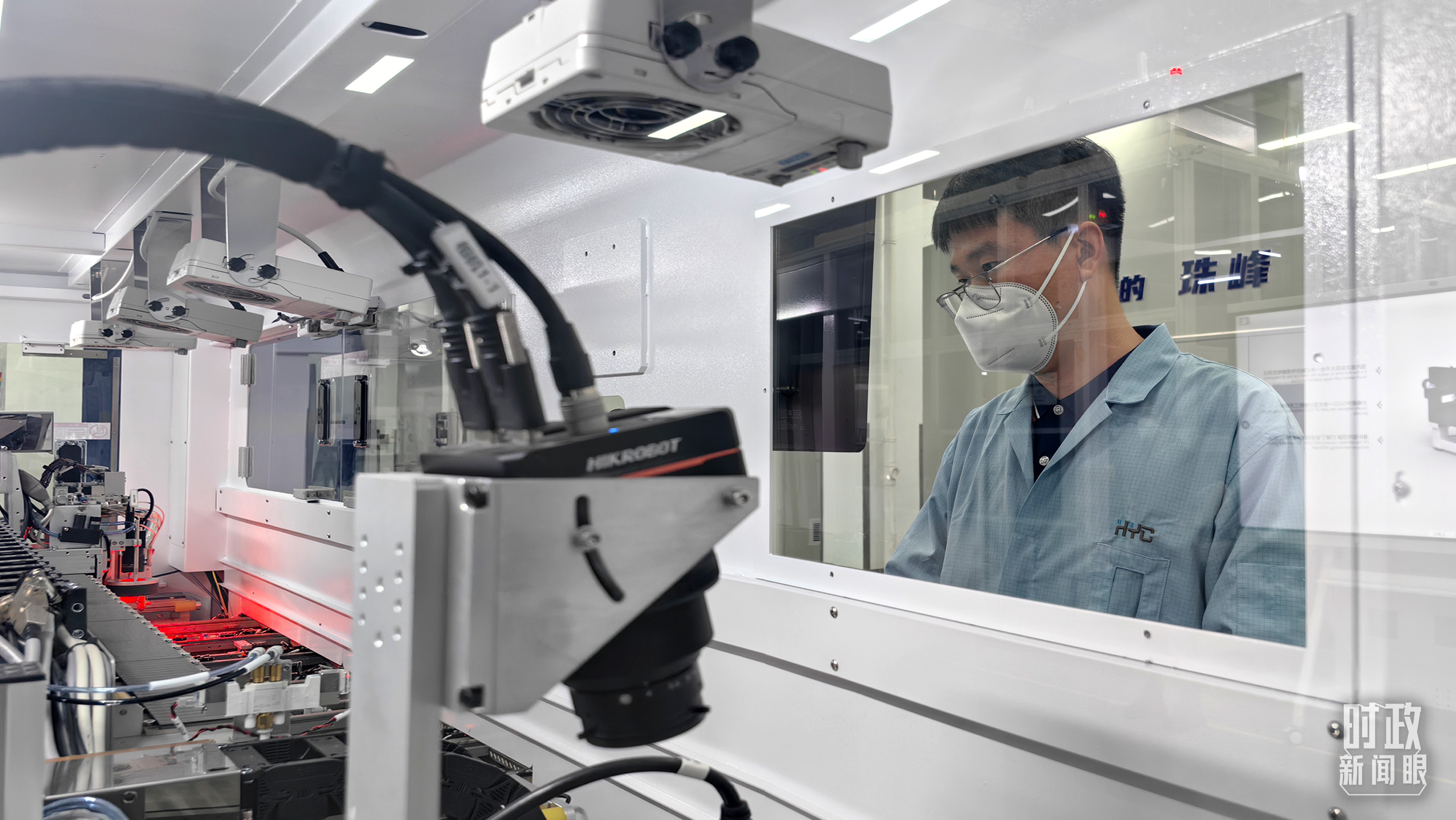 △苏州华兴源创科技股份有限公司员工正在研发车间内进行芯片测试。（总台央广记者潘毅拍摄）