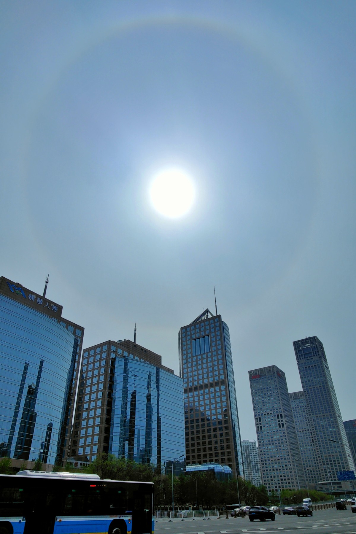 67676767原标题《抬头看,太阳周边出现美丽光环,预示