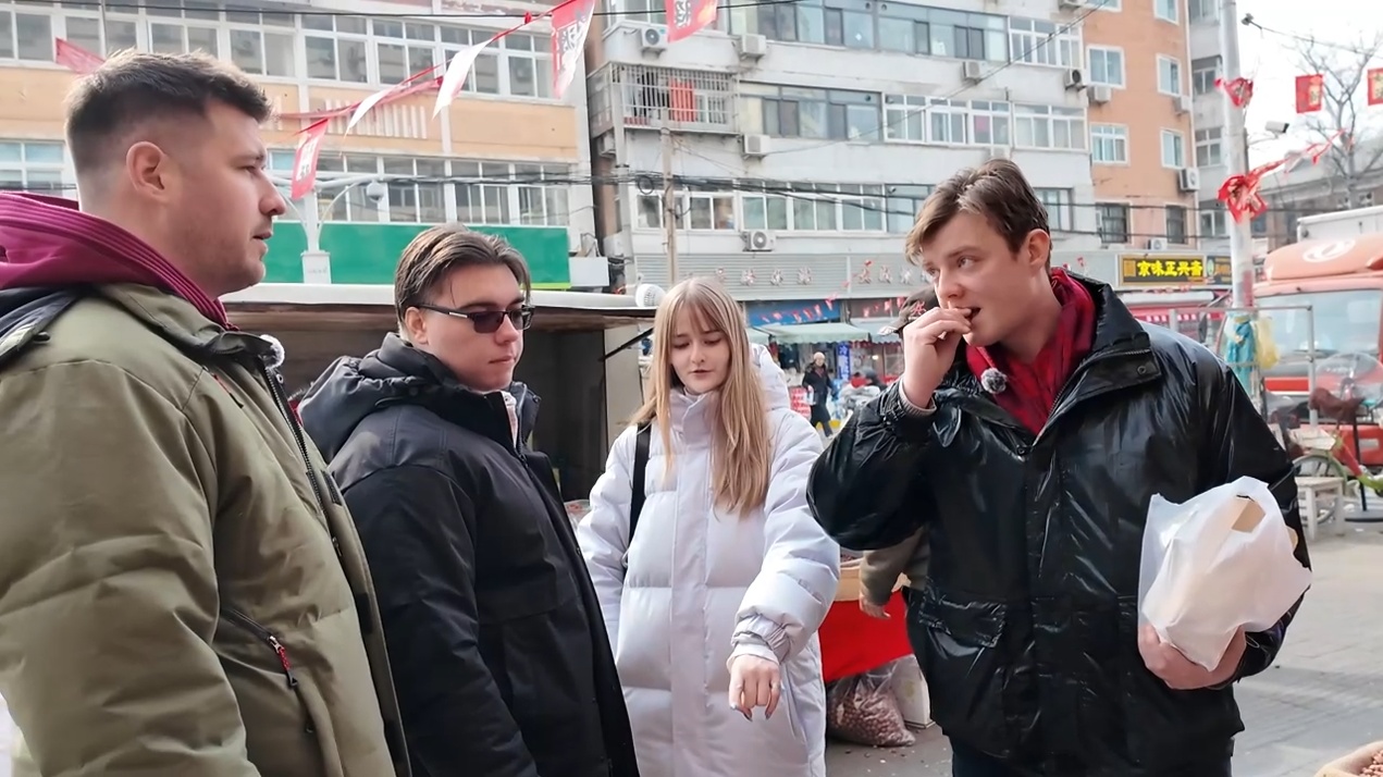 帝汉尼（右一）盛情邀请匈牙利老乡们尝尝瓜子