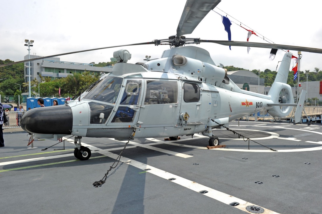 台防务部门15日发布当天现身台湾西南空域的解放军直-９反潜直升机同型机照片