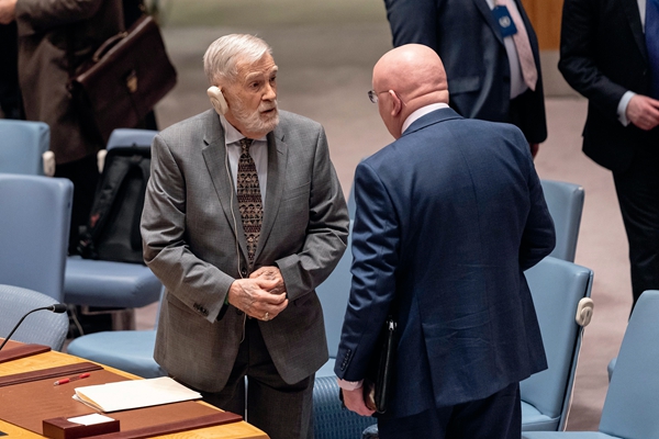 2023年2月21日，麦戈文（左）在联合国安理会会议后与俄罗斯常驻联合国代表涅边贾交谈。