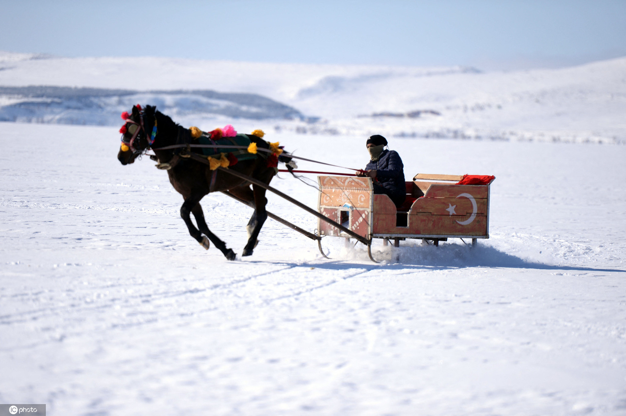 土耳其天寒地冻冰湖上坐马车惬意十足