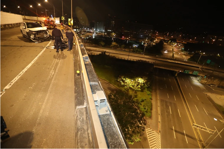 一摩托车骑手被从10层楼高的高架桥撞落身亡。图自台媒