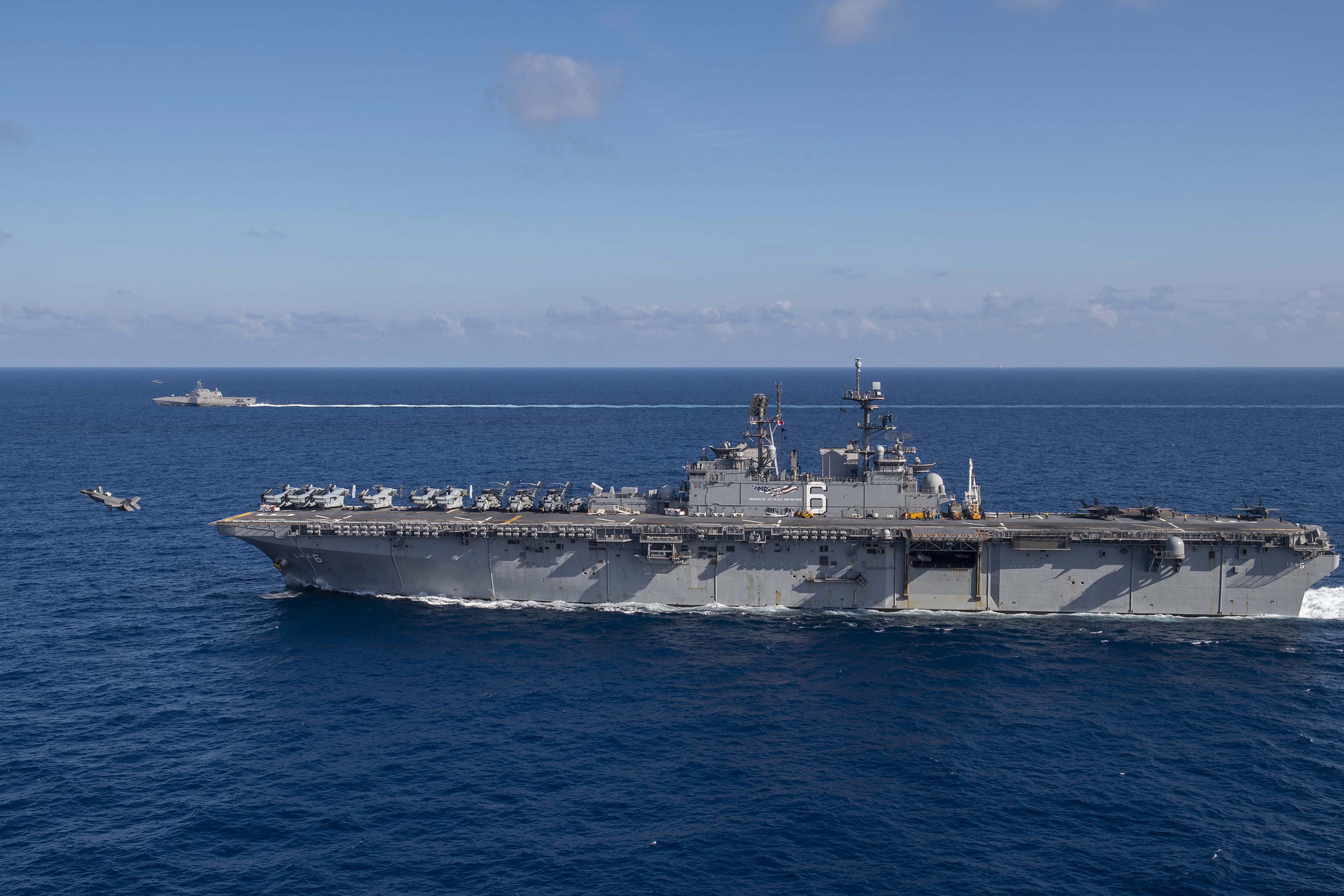 3月13日，美国海军“美利坚”号两栖攻击舰和“吉佛兹”号濒海战斗舰闯入中国南海海域并开展联合训练。