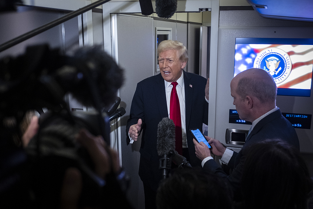 特朗普在“空军一号”上接受记者采访 图源:视觉中国