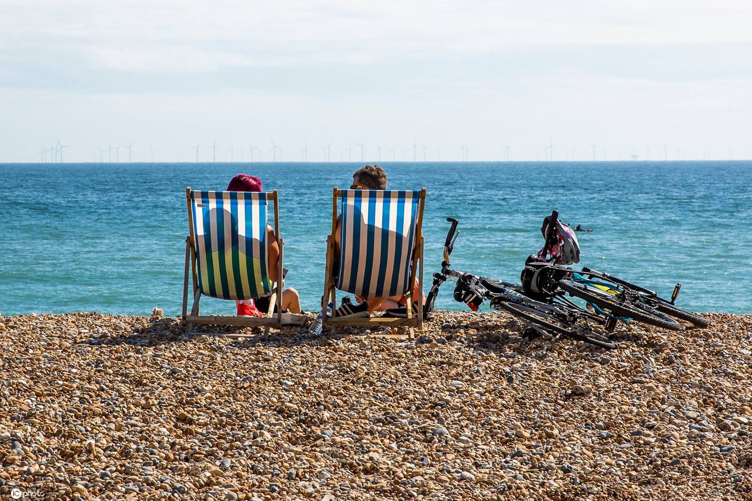 英国天气晴好 民众涌入布莱顿海滩晒日光浴