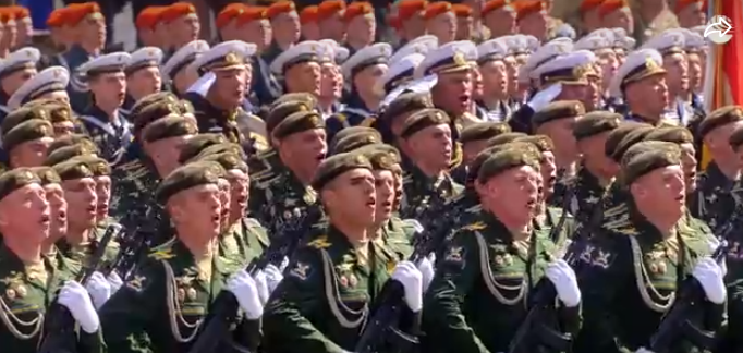 (5月9日红场阅兵式现场受阅俄士兵在普京讲话后连喊3遍“乌拉”的画面。图源:俄新社直播画面)