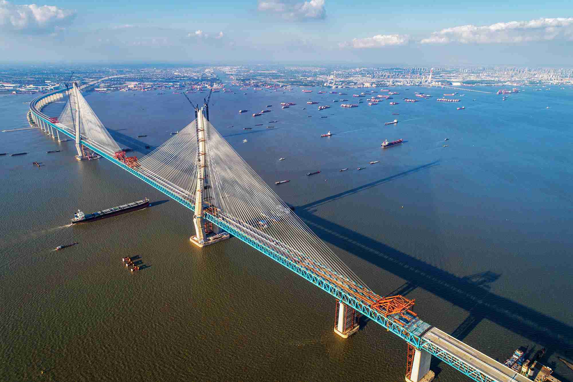 沪苏通长江大桥通车运营开创世界公铁两用桥跨度千米级时代