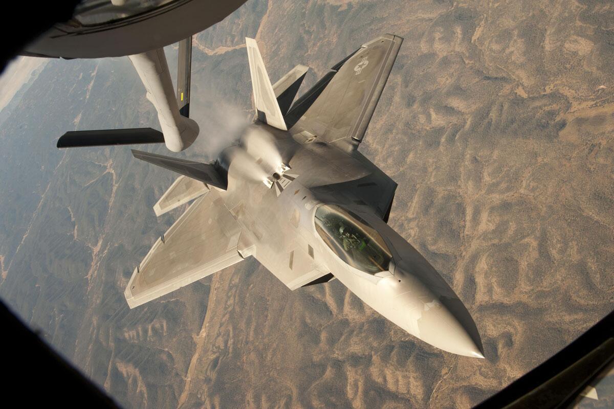 美军F-22战斗机进行空中加油