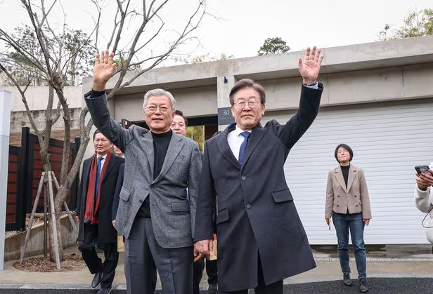 2月4日，李在明拜访文在寅期间两人向支持者挥手致意。图源：韩媒