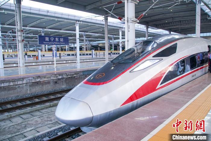 贵南高铁首发G4308次列车。陈冠言 摄