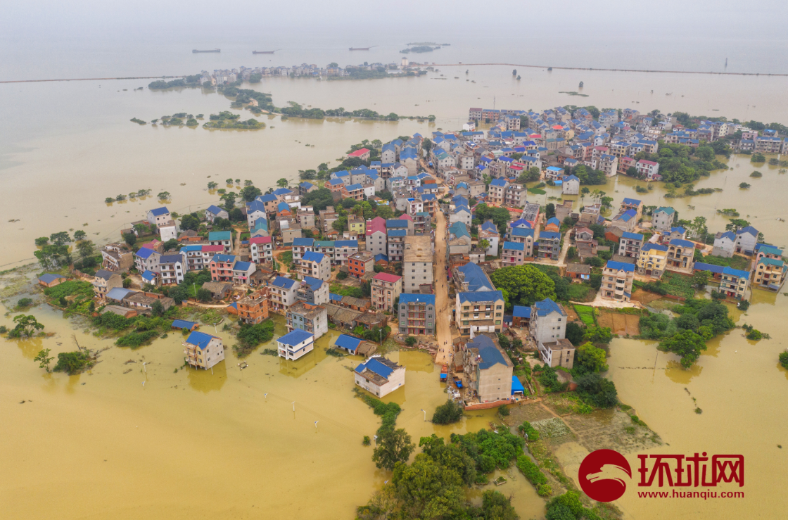 江西鄱阳县三个自然村成"孤岛",村民唯有坐船才能通往外界