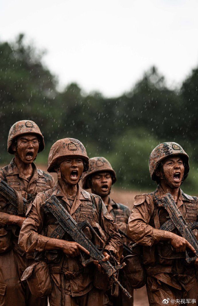 暴雨突袭官兵雨中进行强化训练
