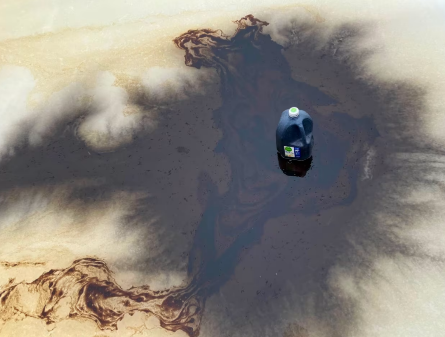 “特朗普-肯尼迪中心”室外溜冰场遭泼“不明黑色液体”,一个容器据称被遗留在现场。图源:美媒