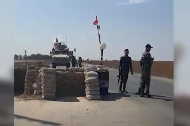 叙利亚军队在检查站拦截美军装甲车队。 俄罗斯卫星通讯社视频截图