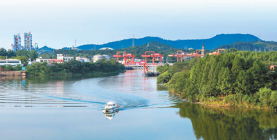 一艘水上执法艇在安吉县递铺街道西苕溪航道巡逻。图为潘学康摄