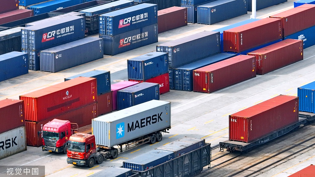 1月23日,江西赣州,工人在赣州国际陆货场吊装出口中欧货物集装箱,助力