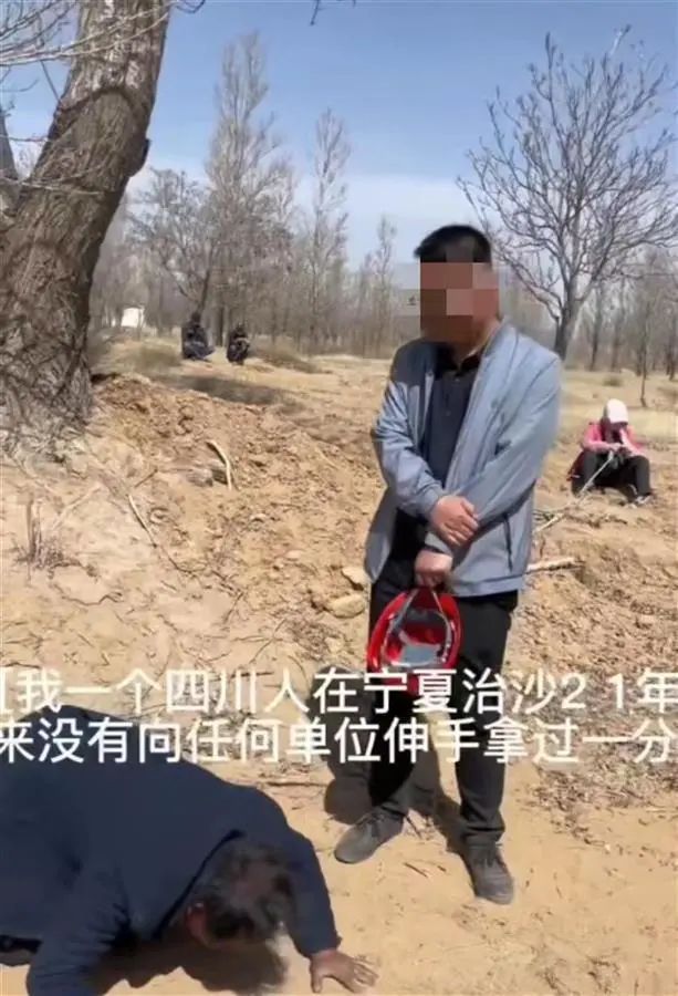 孙先生崩溃跪地求供水(社交平台视频截图)