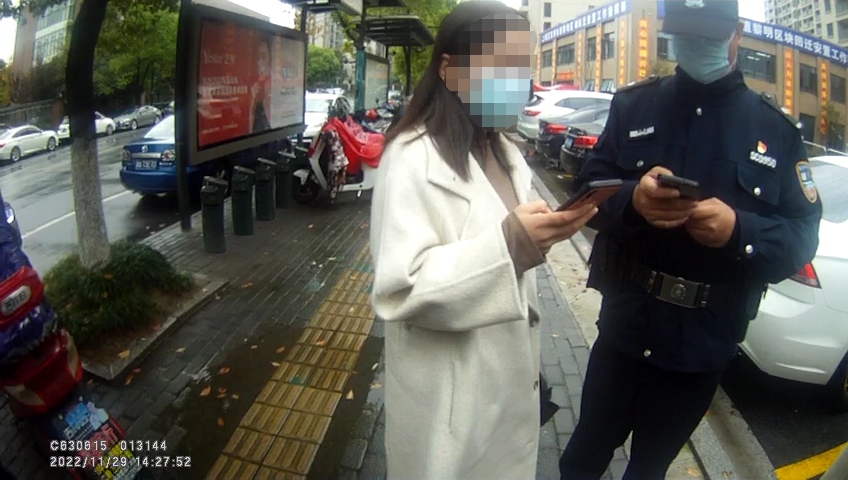 女子遭遇冒充公检法诈骗躲车库，民警及时劝阻止损53万余元