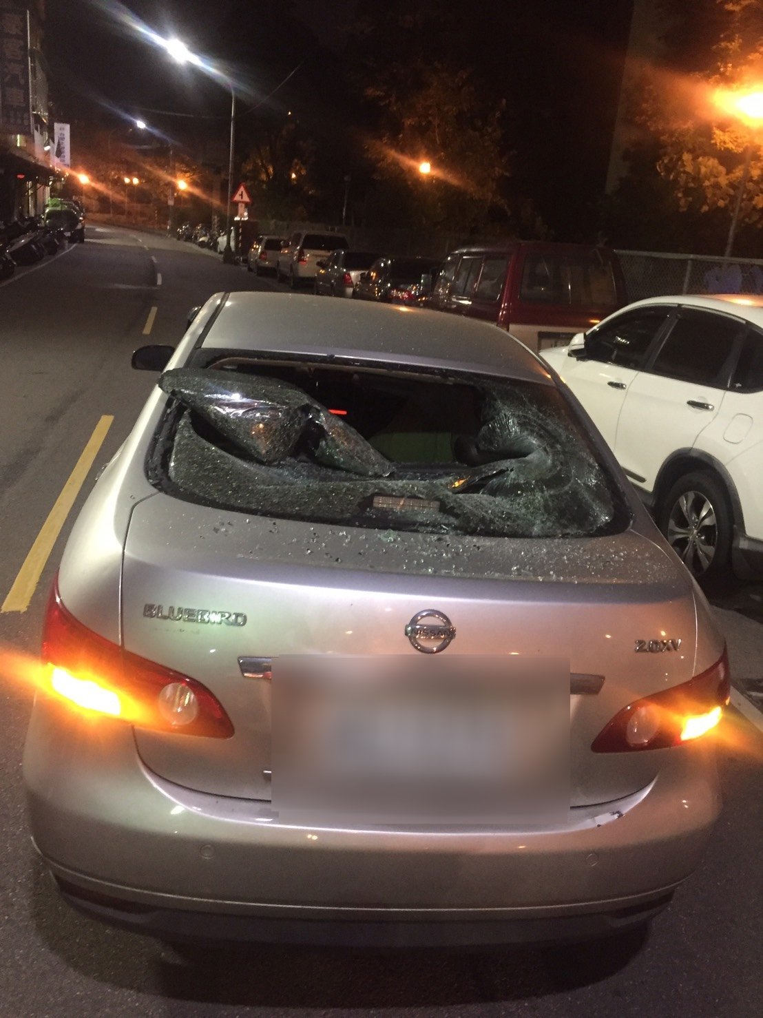 吕姓男子的轿车被砸（图源：台湾《联合报》）