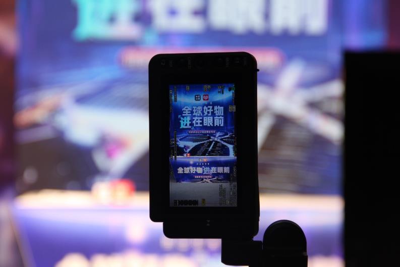 11月5日晚,拼多多联合央视新闻开启长达三个半小时的进博会专场直播,掀起了一轮“进”货热潮。张伟 ▏摄